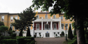 Με ζωντανή ορχήστρα παράσταση θεάτρου σκιών στο προαύλιο του Αποστολοπουλείου