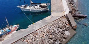 Πτώση Ι.Χ. οχήματος στο λιμάνι της Πλάκας την Παραμονή των Χριστουγέννων!