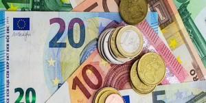 Η παραγωγή υπερπλεονασμάτων "σκοτώνει" την εθνική οικονομία της Ελλάδας