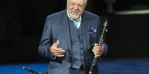 Ρίγη συγκίνησης στη Μητρόπολη για τον Πετρολούκα Χαλκιά - Συνοδεία κλαρίνων η έξοδος με το φέρετρο