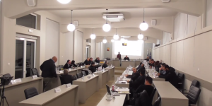 Πτωχός: "Συζητάμε τέσσερεις ώρες για πέντε χιλιόμετρα πίσσας σε κάθε νομό!"