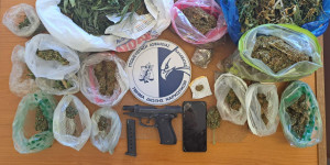 Στη... φάκα της ΕΛ.ΑΣ. 52χρονος για παράβαση των νομοθεσιών για τα ναρκωτικά και τα όπλα