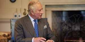 Η απίστευτη στιγμή όταν ο Κάρολος σταματάει τουρίστες στο Λονδίνο σε χαλαρή βόλτα - "Περνάτε καλά;"