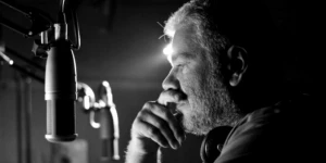 "Φέρτε μου κάνα τσίπουρο, κάνα ρακομελάκι!" "Φέρτε μου κάνα τσίπουρο, κάνα ρακομελάκι!"