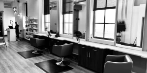 Sold out από τώρα τα κομμωτήρια - Ουρές για εορταστικά χτενίσματα σε γυναίκες και άντρες