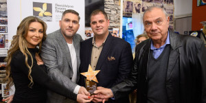 Βραβεύτηκε ο αστυνομικός που μετέφερε ετοιμόγεννη εν μέσω κακοκαιρίας στο Παναρκαδικό Νοσοκομείο