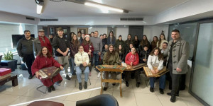 Χριστουγεννιάτικες ευχές και κάλαντα από μαθητές στον Δήμαρχο Τρίπολης