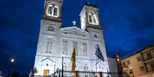 Κατάνυξη και λαμπρότητα στον Άγιο Βασίλειο το βράδυ της παραμονής