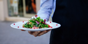 Πώς πληρώνονται οι εργαζόμενοι του ιδιωτικού τομέα που θα εργαστούν Χριστούγεννα και Πρωτοχρονιά