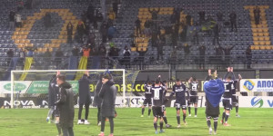 Χορεύοντας στη βροχή μετά τη νίκη (vid)