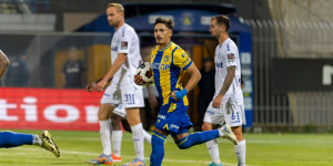 Το κιτρινομπλέ σερί στο σκοράρισμα!