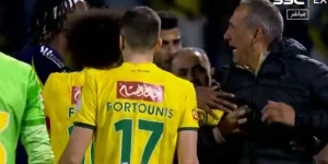 Έξω φρενών ο Δώνης με τον Σιδηρόπουλο, μπήκε στο γήπεδο και αποβλήθηκε (vid)