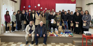 Γέμισε η αίθουσα του Πνευματικού Κέντρου Τροπαίων για τη σχολική γιορτή του Γυμνασίου - Λυκείου