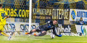 Νίκος Παπαδόπουλος: Ενας φύλακας - άγγελος που συνεχίζει να γράφει τη δική του κιτρινομπλέ ιστορία...