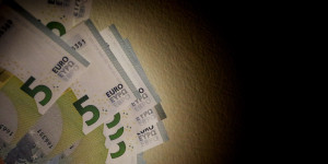 Σε ισχύ από σήμερα οι μειώσεις στις τραπεζικές προμήθειες