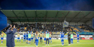 Με  "όπλο" την έδρα, να κλείσει με τρίποντο