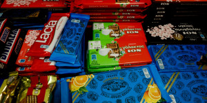 ΙΟΝ: «Αντεπίθεση» σε Lacta, Kinder και Dubai Chocolate