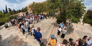 Ακρόπολη: Ουρές, καθυστερήσεις και συνωστισμός – Τι πάει στραβά με τις ζώνες επισκεψιμότητας