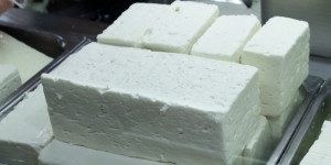 Πλήγμα για τη φέτα οι δασμοί Τραμπ-Aνήσυχοι οι Ελληνες παραγωγοί