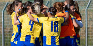 Οι κοριτσάρες με τα κιτρινομπλέ έτοιμες για το μεγάλο άλμα!