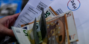 Ρεύμα: Μείωση «μαμούθ» ανακοίνωσε η ΔΕΗ για τα πράσινα τιμολόγια Απριλίου