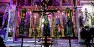 Μεγάλη Πέμπτη: Σήμερον κρεμάται επί ξύλου - Η Σταύρωση και τα 12 ευαγγέλια