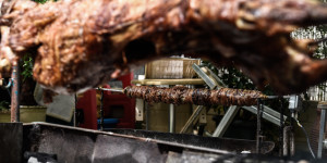 Πάσχα: Το έθιμο του σουβλίσματος του αρνιού για το πασχαλινό τραπέζι - Τι συμβολίζει