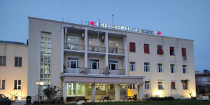 Κατέληξε νεαρός άνδρας που μεταφέρθηκε μαχαιρωμένος στον λαιμό στο νοσοκομείο Κορίνθου