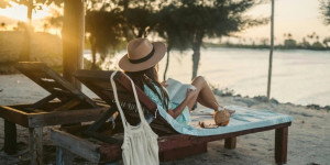 Ξαπλώστρα ή mini δάνειο; Οι τιμές σε 10 δημοφιλείς παραλίες σε κάνουν να σκεφτείς τη σκιά του πεύκου