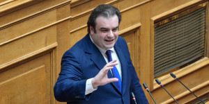 Με τροπολογία ρυθμίζει η κυβέρνηση το θέμα των χρεώσεων στα ΑΤΜ