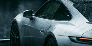 Στο «σφυρί» βίλες, σκάφη, Porsche και διαμάντια – Πώς το Δημόσιο θα αξιοποιεί τα κατασχεμένα