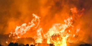 Ολονύχτια μάχη με τις φλόγες σε πολλές περιοχές της χώρας- Σε Αχαϊα, Χίο και Ζάκυνθο τα κύρια μέτωπα