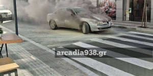 Εν κινήσει όχημα πήρε φωτιά στο κέντρο της Τρίπολης