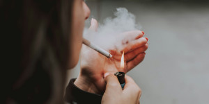 Η Κομισιόν βάζει «φωτιά» στις τιμές των τσιγάρων - Μέχρι και 7€ το πακέτο!