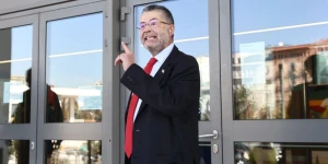 Ποιος είναι ο Παύλος Σαράκης: Από τις δικαστικές αίθουσες στη Βουλή – και το «χρυσό» πόθεν έσχες