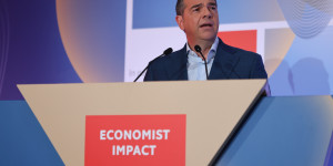 Μια παραίτηση και πέντε "κηδείες"; Ποιους απειλούν να "πνίξουν" οι "νέες θάλασσες" του Αλέξη Τσίπρα