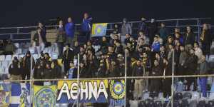 Ποτέ και πουθενά μόνος - Κόσμος και παίκτες έγιναν "ένα" μετά τη νίκη στο Περιστέρι