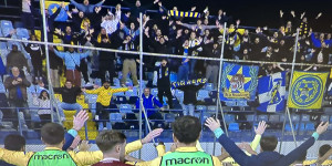 Ποτέ και πουθενά μόνος - Κόσμος και παίκτες έγιναν "ένα" μετά τη νίκη στο Περιστέρι