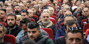 Μεγάλη η συμμετοχή στην Πανελλαδική διάσκεψη των αγροτών στη Λάρισα