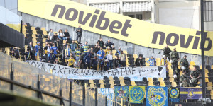Πανό των φίλων του ASTERAS AKTOR με στίχους ΛΕΞ για τον Μάριο Ρουμπή
